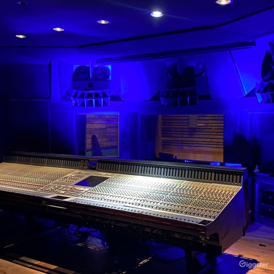 Hollywood Hills Recording Studio Rent this location on Giggster