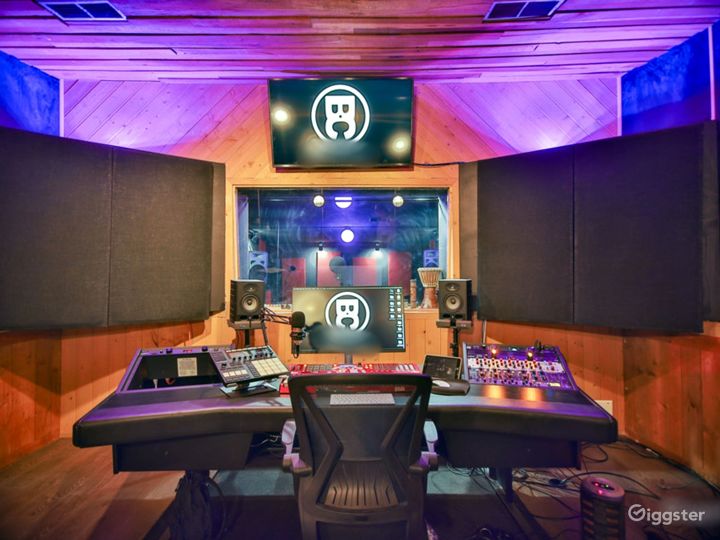 Professional Recording and Mastering Studio Rent this location on