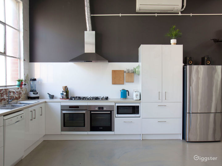 Great Studio With Projector in West Melbourne Photo 2