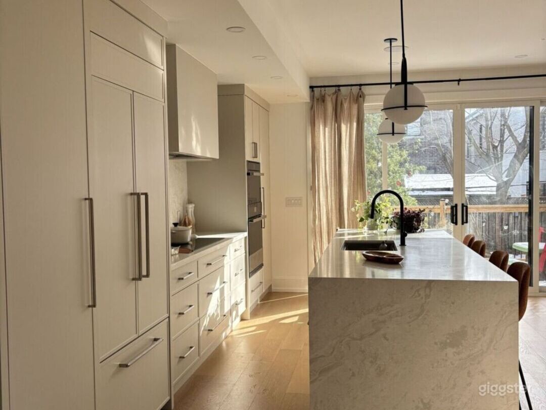 Warm Modern Organic Kitchen and Coffee Bar Studio Photo 3