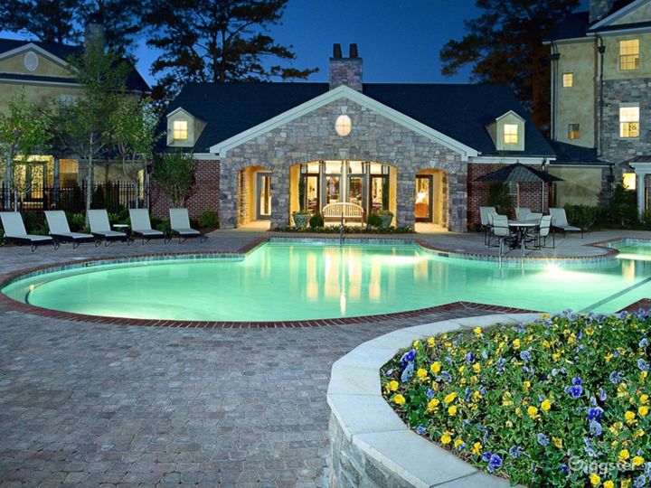 Luxury Fully Decorated Apt Near Downtown Rent this location on Giggster