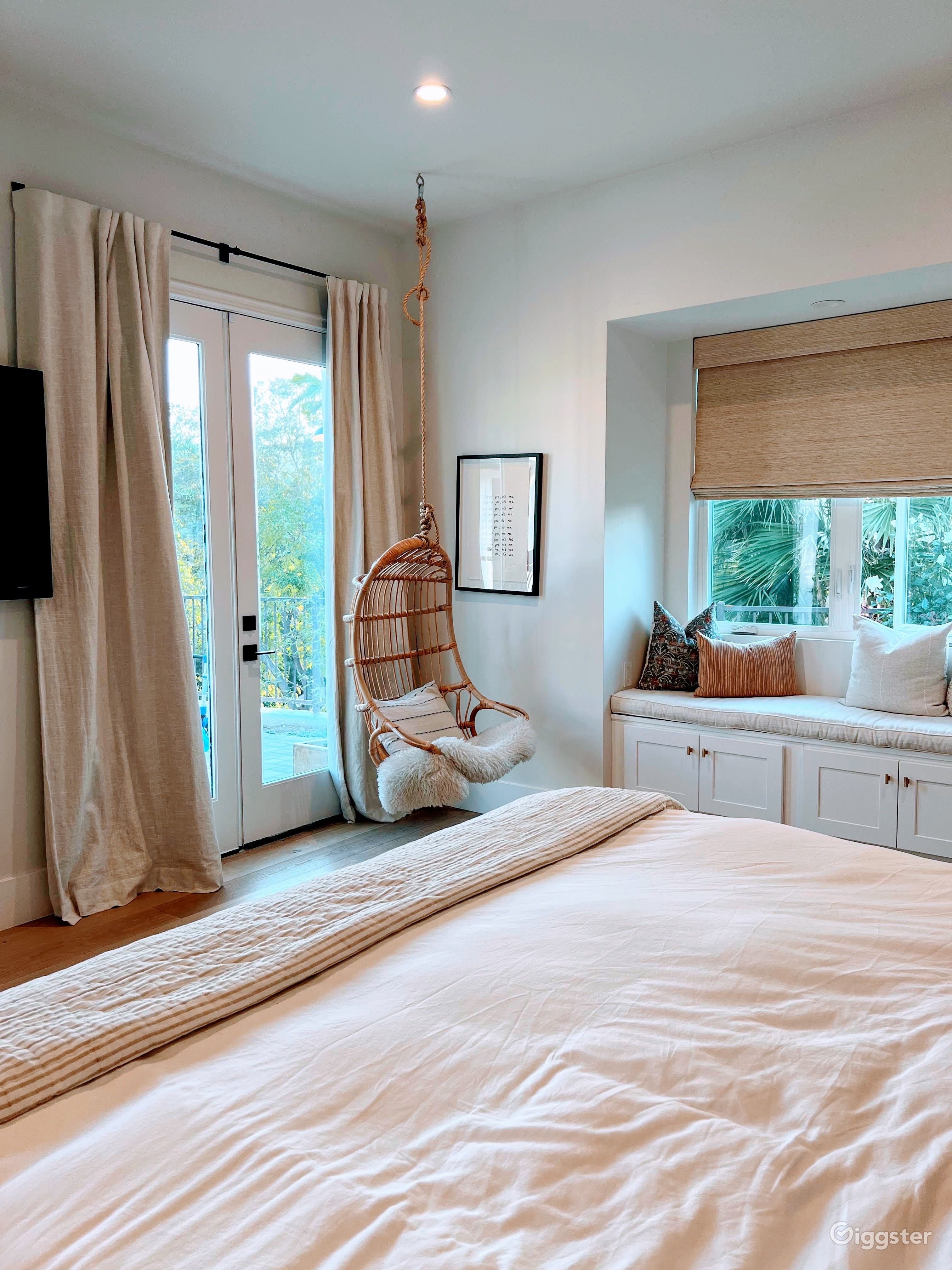 Woodland Hills Ranch Style Home with View Rent this location