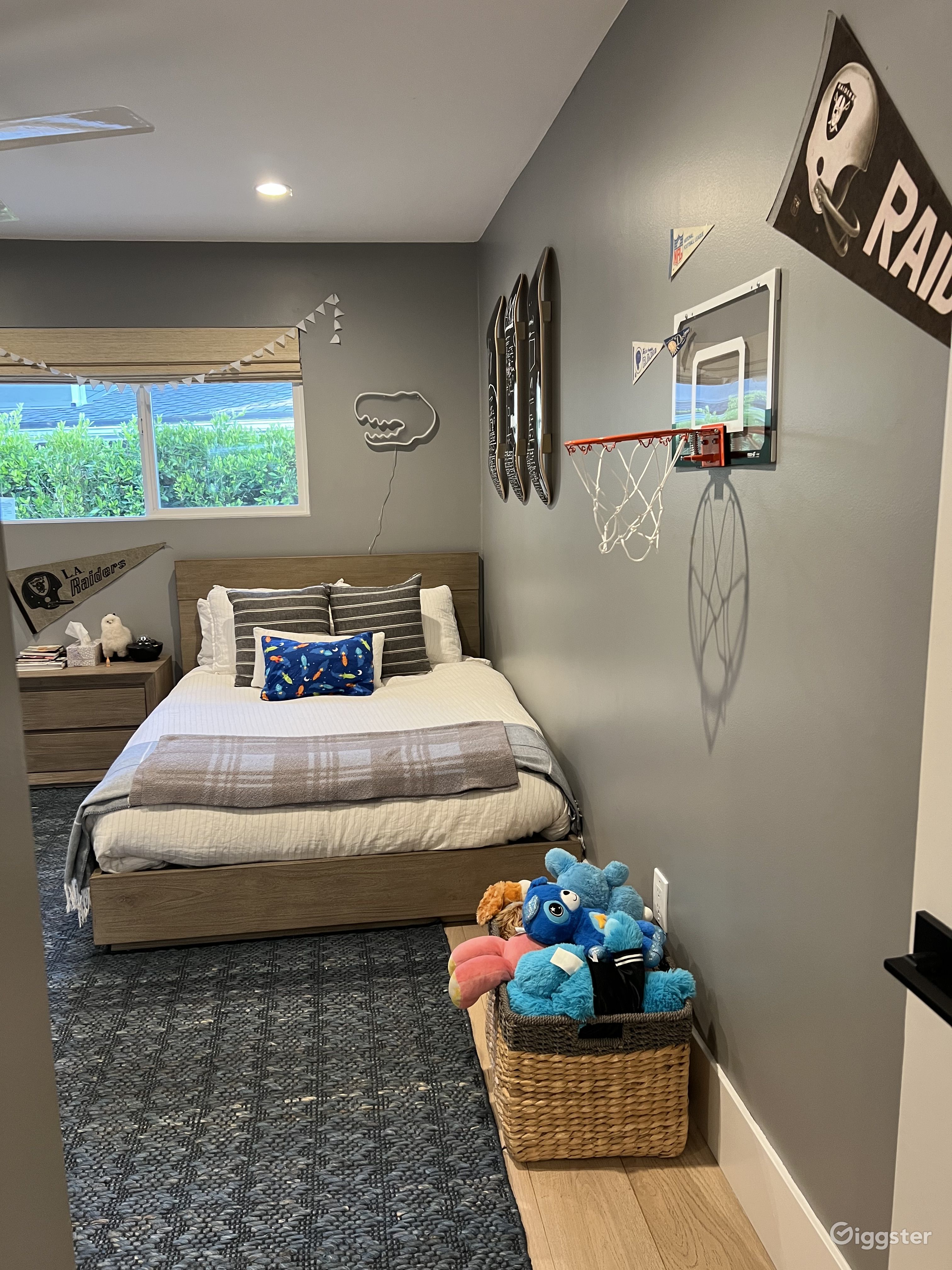 Woodland Hills Ranch Style Home with View Rent this location