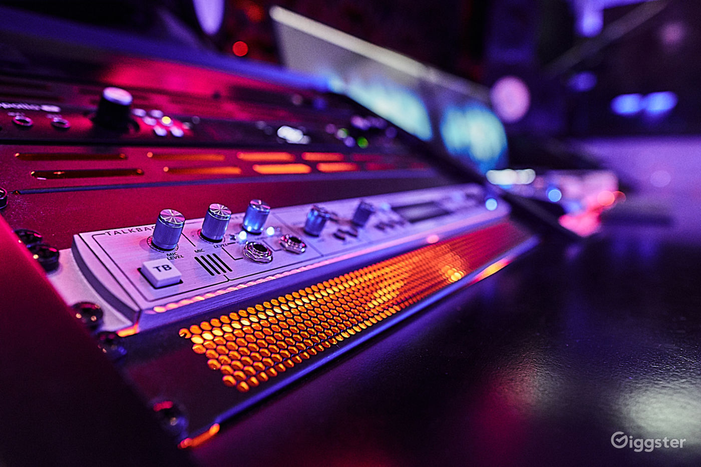 350 SQFT Professional Recording Studio Music Video/Photo Rent this