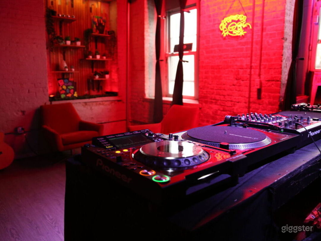 Creative Industrial &#38; Natural Light Loft Photo 4