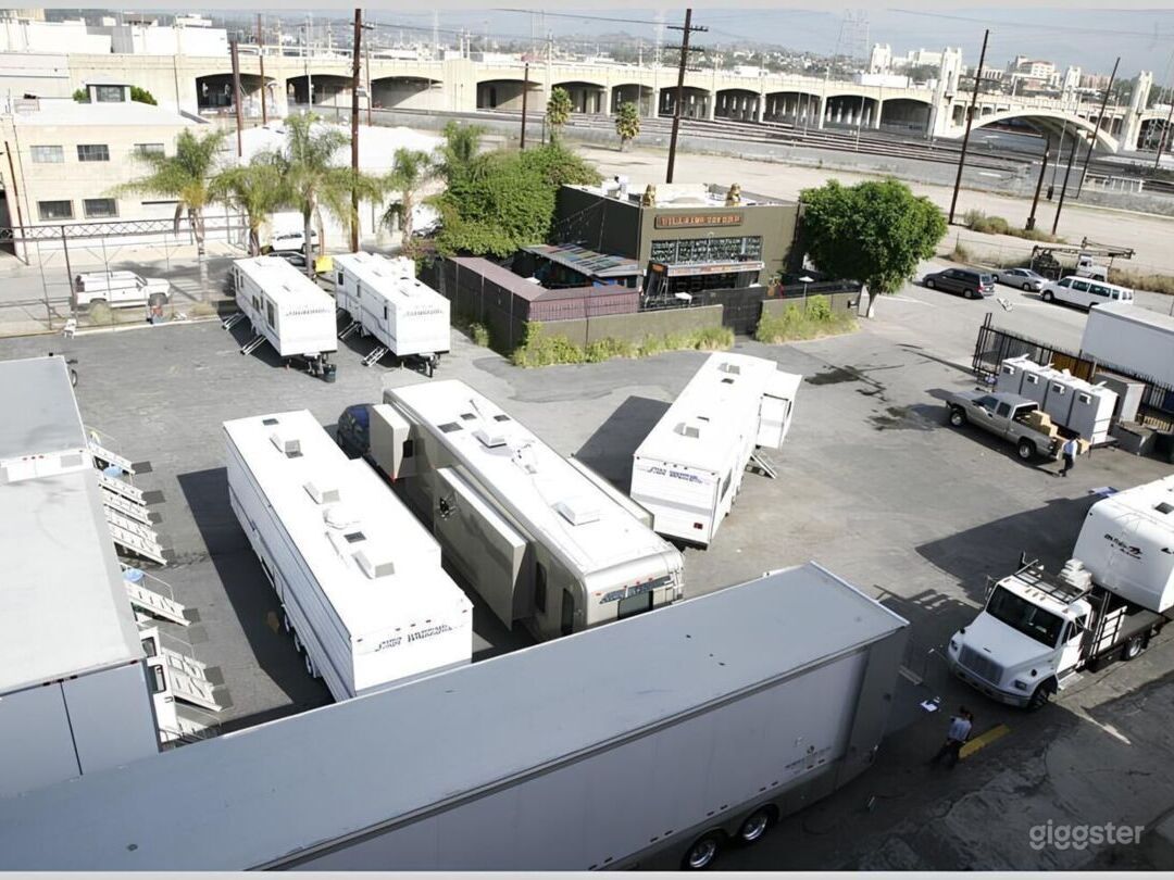 Wide Parking Production Space Photo 4