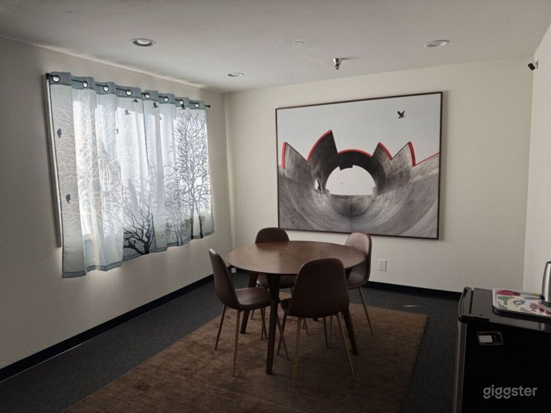 Modern minimal multipurpose room Photo 2