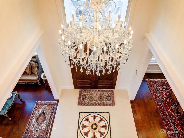 Stunning White Mansion Photo 4