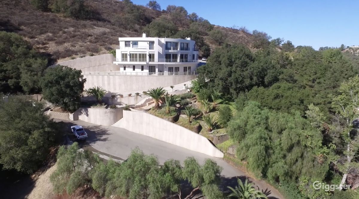 Magnificent 3 level 11,000 sq ft Calabasas Estate Rent this location on Giggster