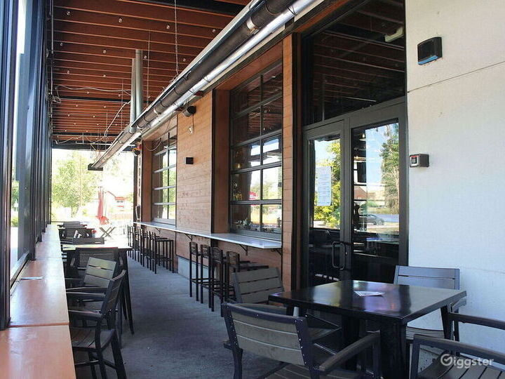 Beautiful, openair, lakeside bar and grill Rent this location on
