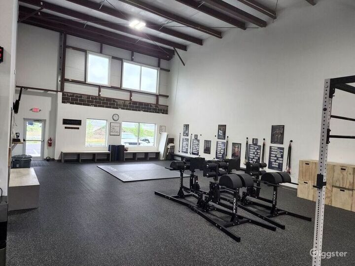 6000 sq. ft. CrossFit Gym Warehouse w/ amenities Rent this location