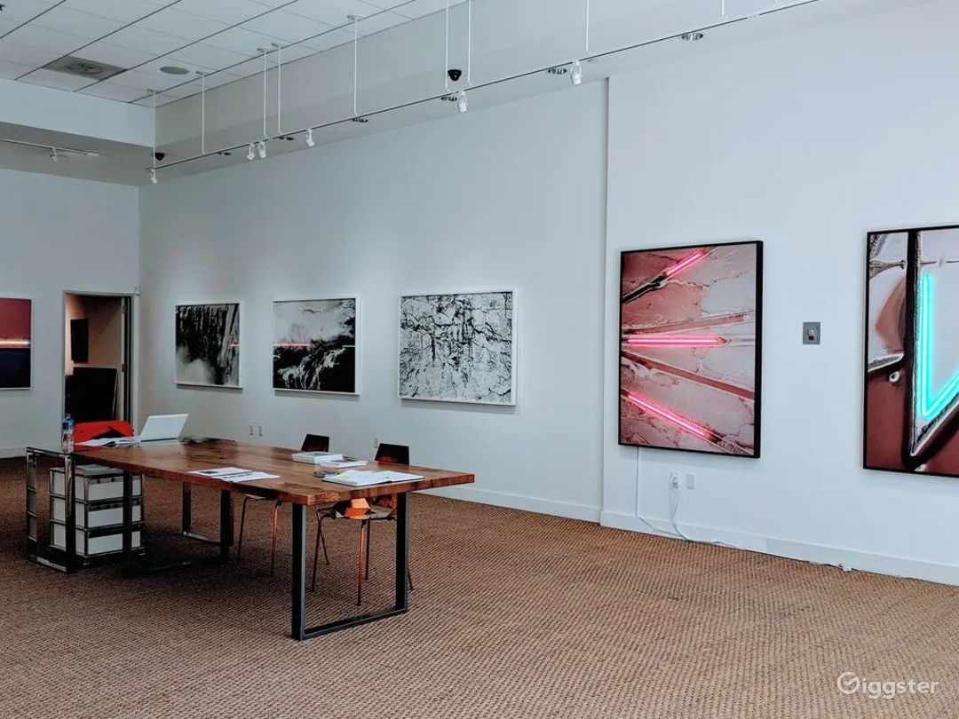  Inside the gallery, high ceilings 