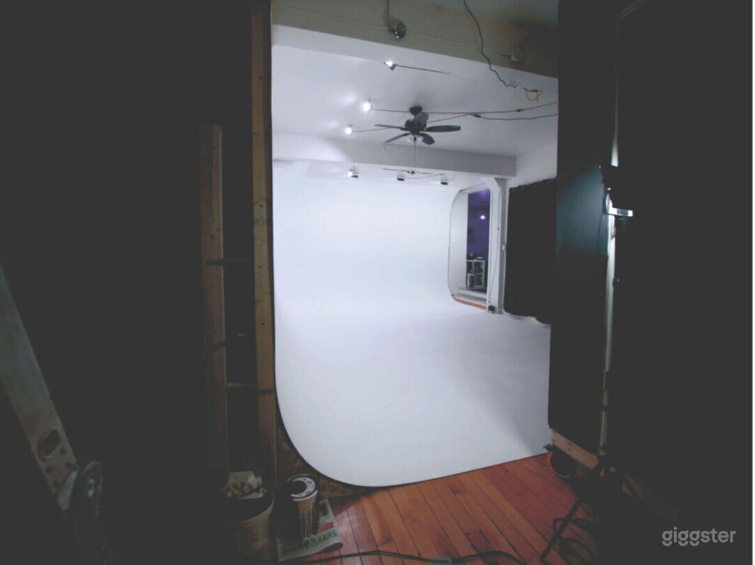 Pre-Lit Cyclorama, Recording Booth &#38; Editing Suite Photo 3