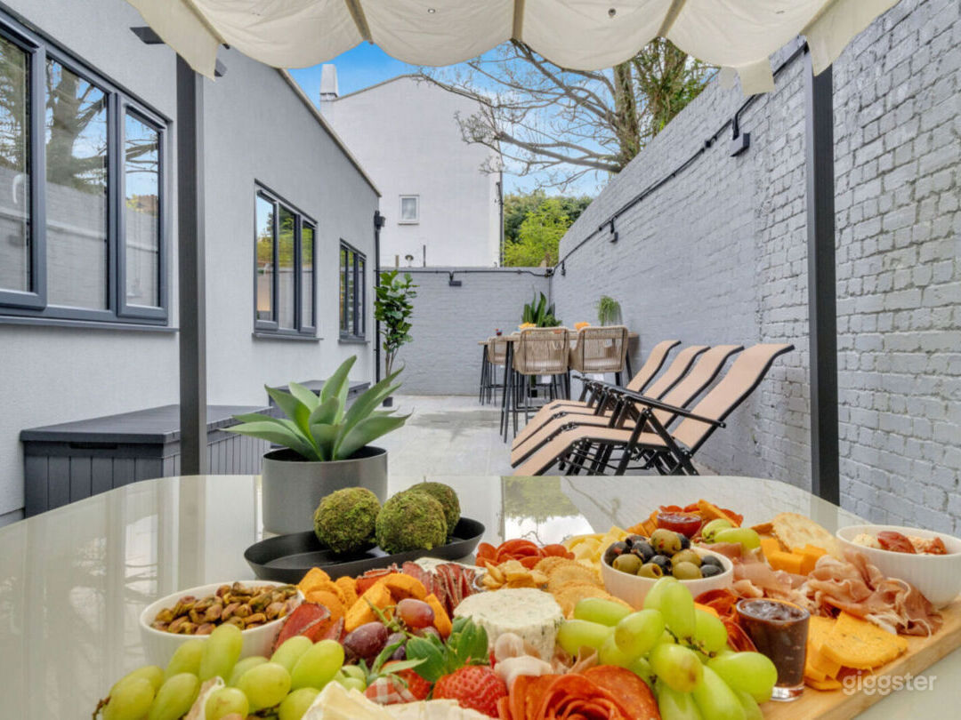 Open-Air Private Terrace Space with Indoor Comfort Photo 2