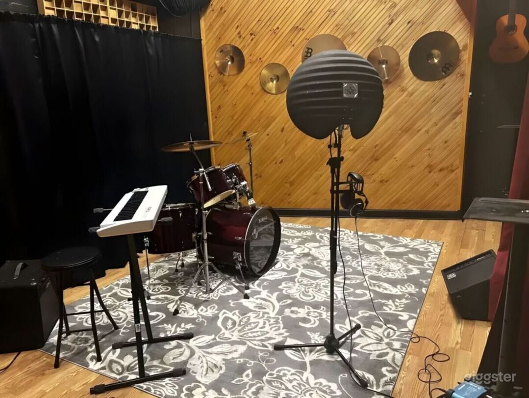 Ultra-Modern Mixing &amp; Recording Studio  Photo 4