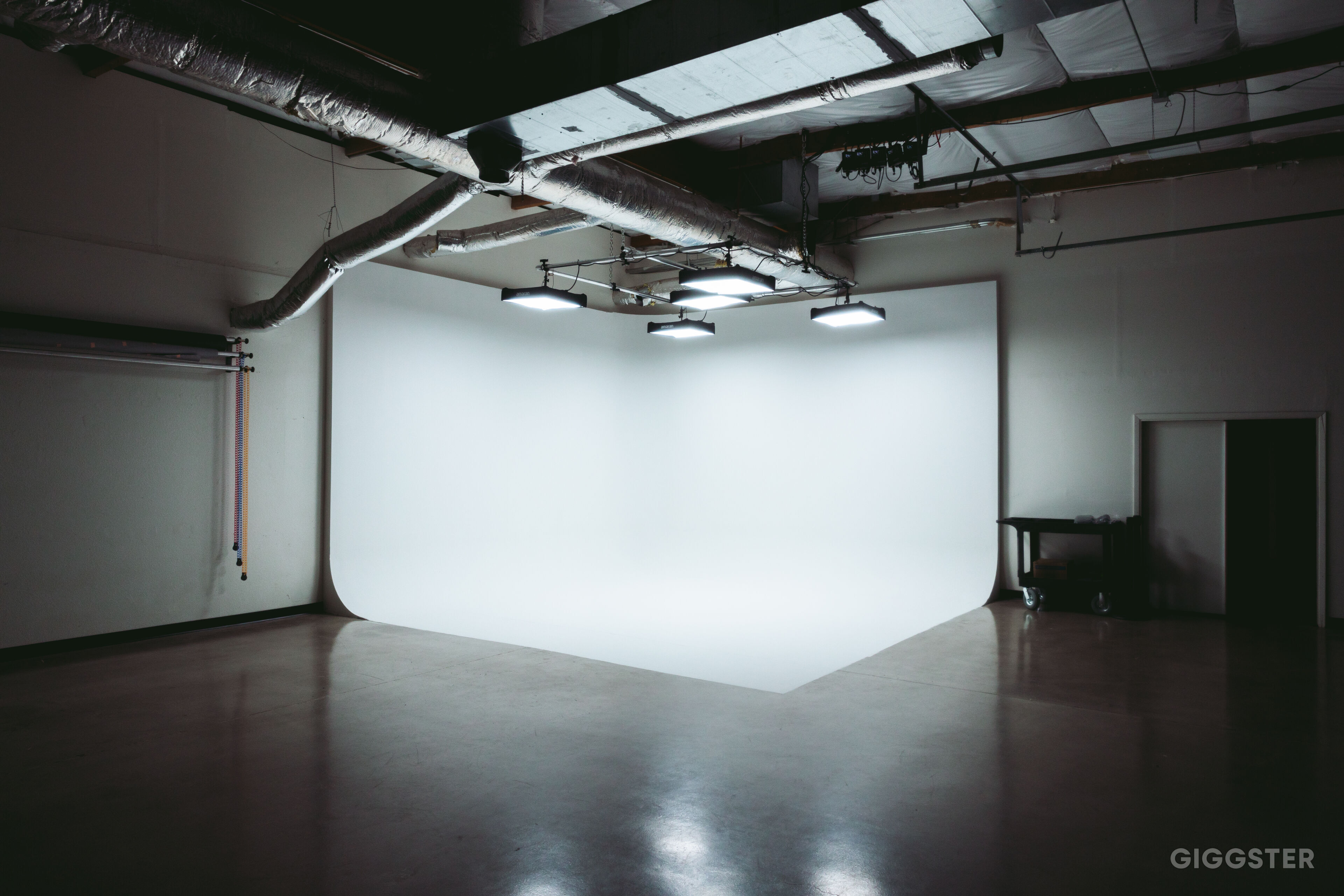 WHITE ROOM STUDIO　ウインドスクリーン Rent RGB LED White Cyclorama Studio in Tempe | Film & Photo Sets