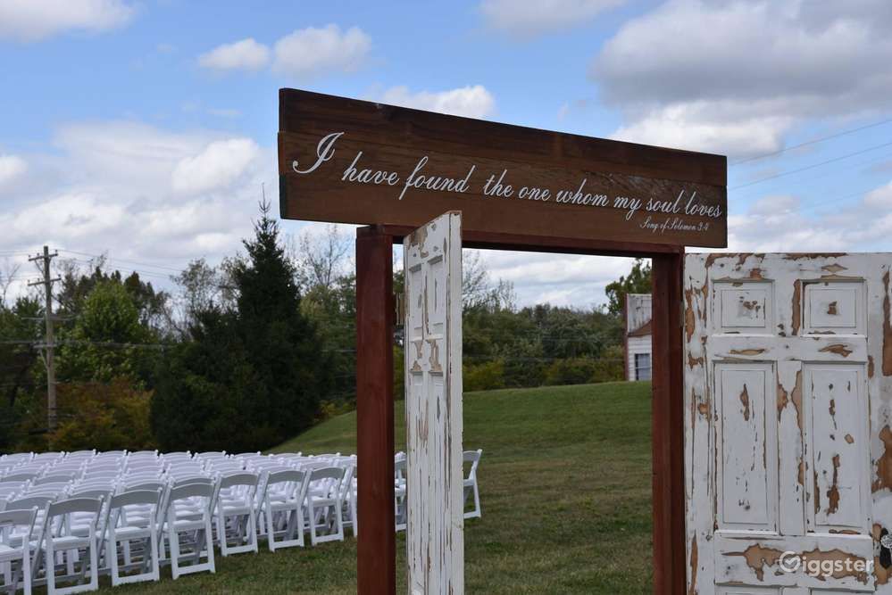 Magnificent venue in Louisville with three large mirrors & access to