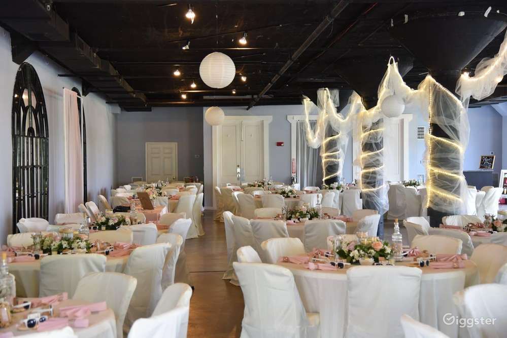 Magnificent venue in Louisville with three large mirrors & access to