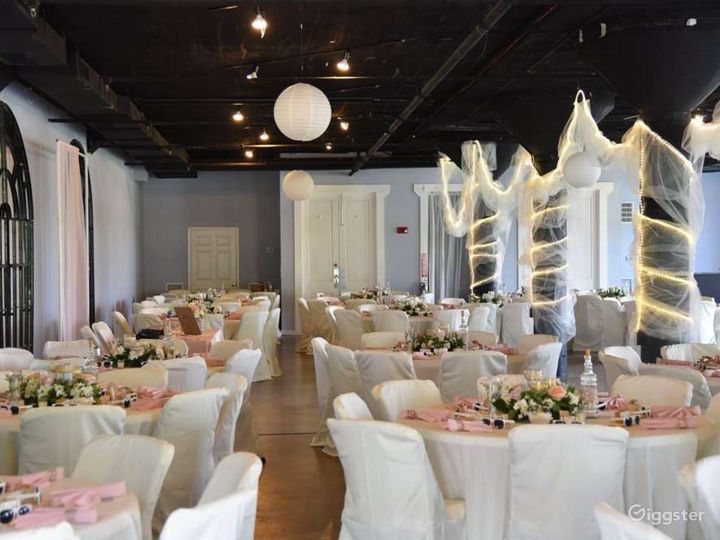 Magnificent venue in Louisville with three large mirrors & access to