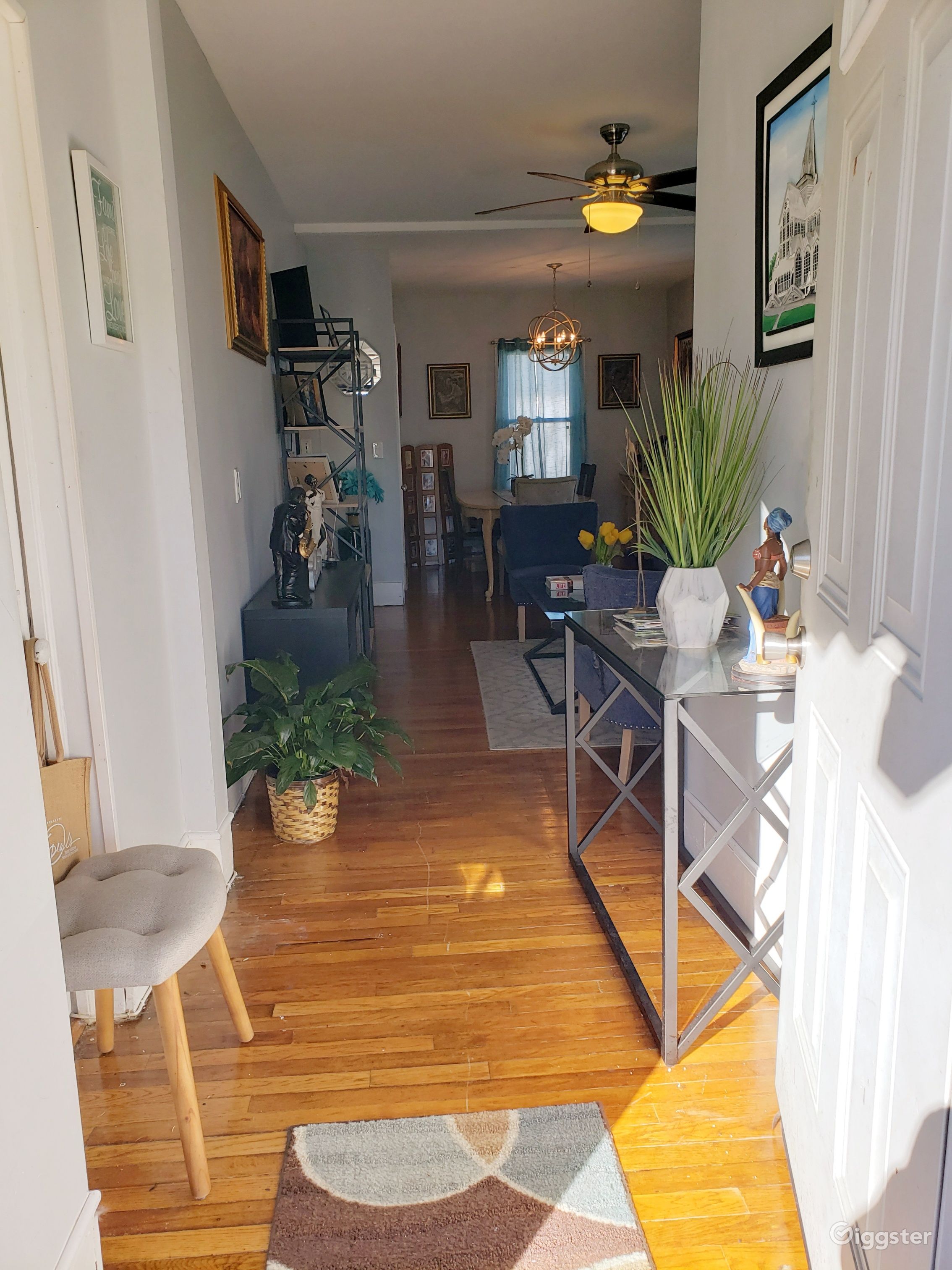 Contemporary Bright Sweet Home Rent this location on Giggster