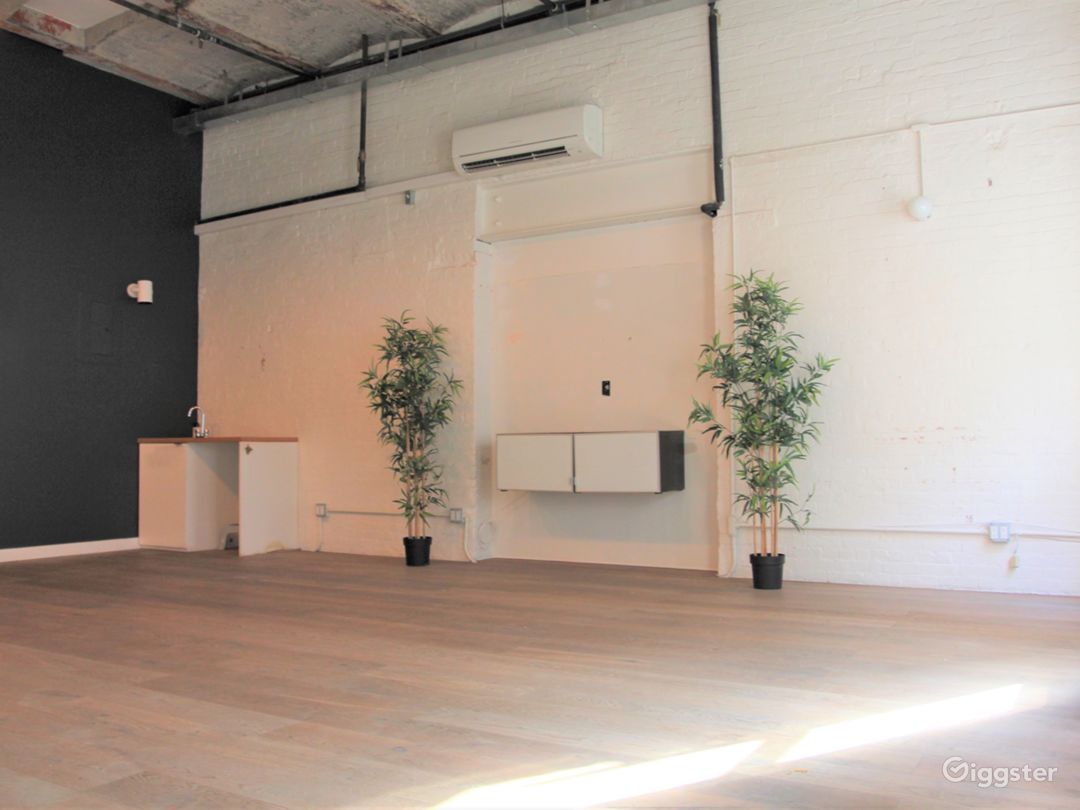 Airy Artist Studio with Dramatic Ceilings in LES Photo 2