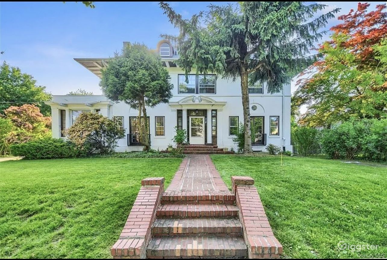 COLONIAL GEM HOUSE!! LOVELY GREEN FRONT Rent this location on Giggster