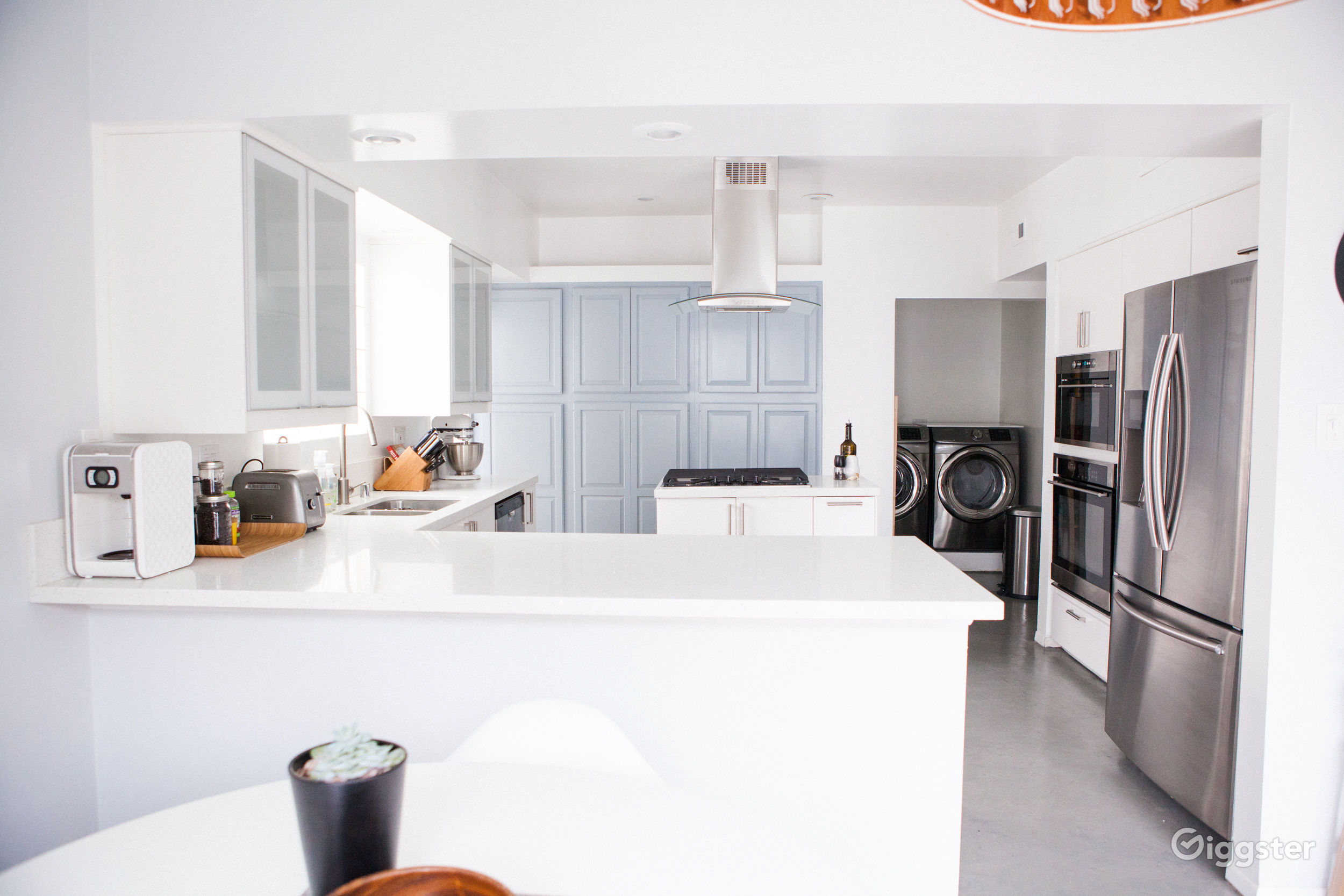 Midcentury Lake Balboa Home Rent this location on Giggster