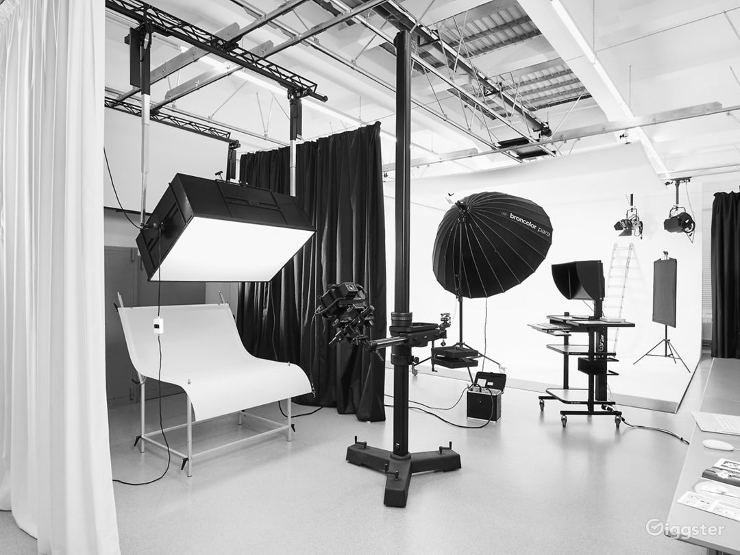 Großes Profistudio für Film und Foto in Dresden Rent this location on