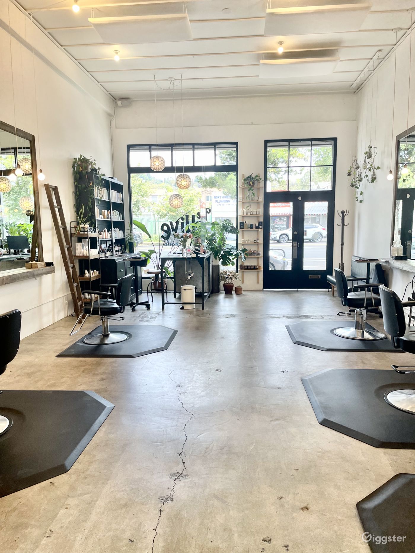 Bright & Airy minimalist Salon space Rent this location on Giggster