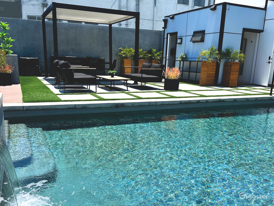  Blue House w/ the Green Door - Pool/HotTub/85"TV 