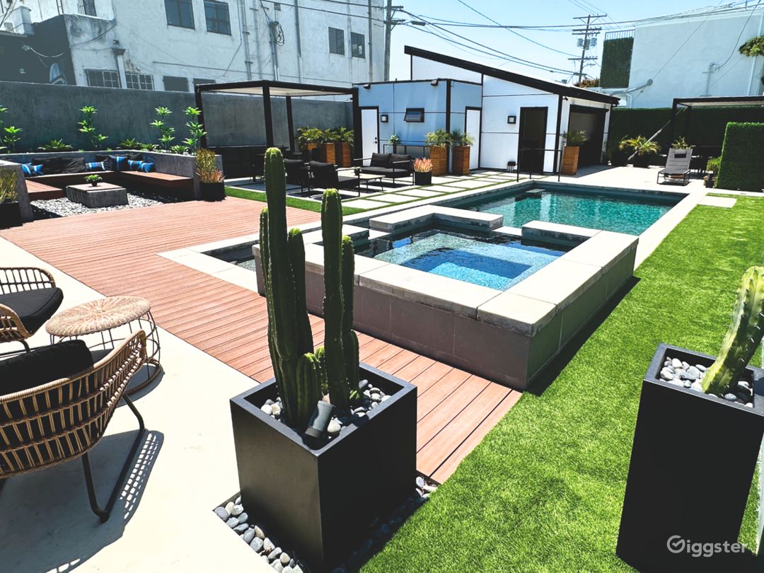  Blue House w/ the Green Door - Pool/HotTub/85"TV 