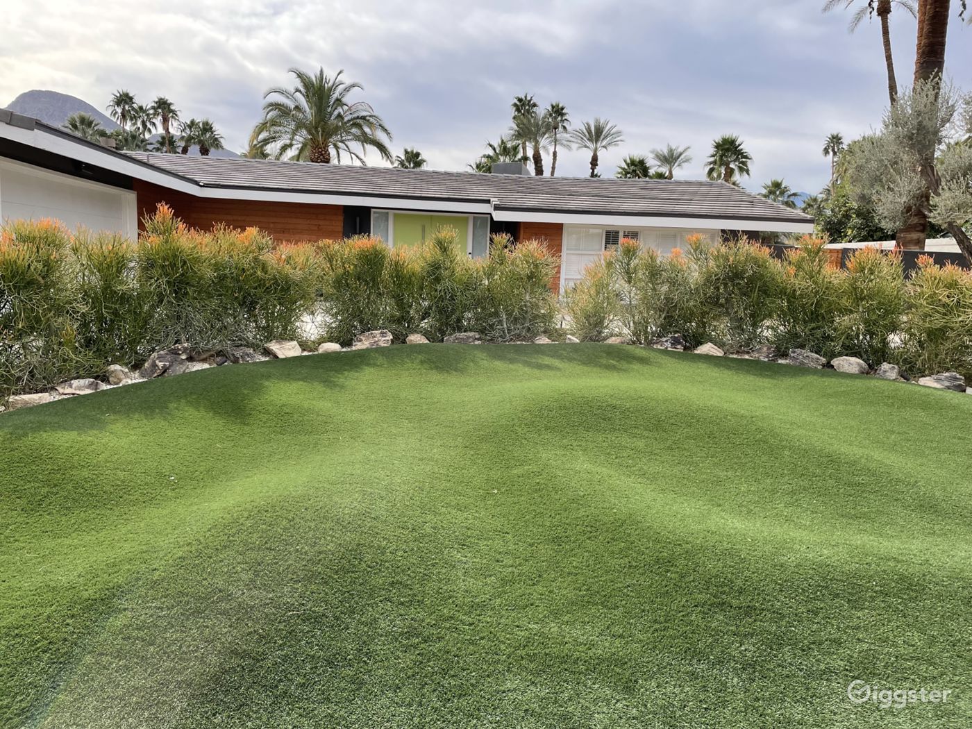 MidCentury Modern Bright Home in Indian Wells. Rent this location on