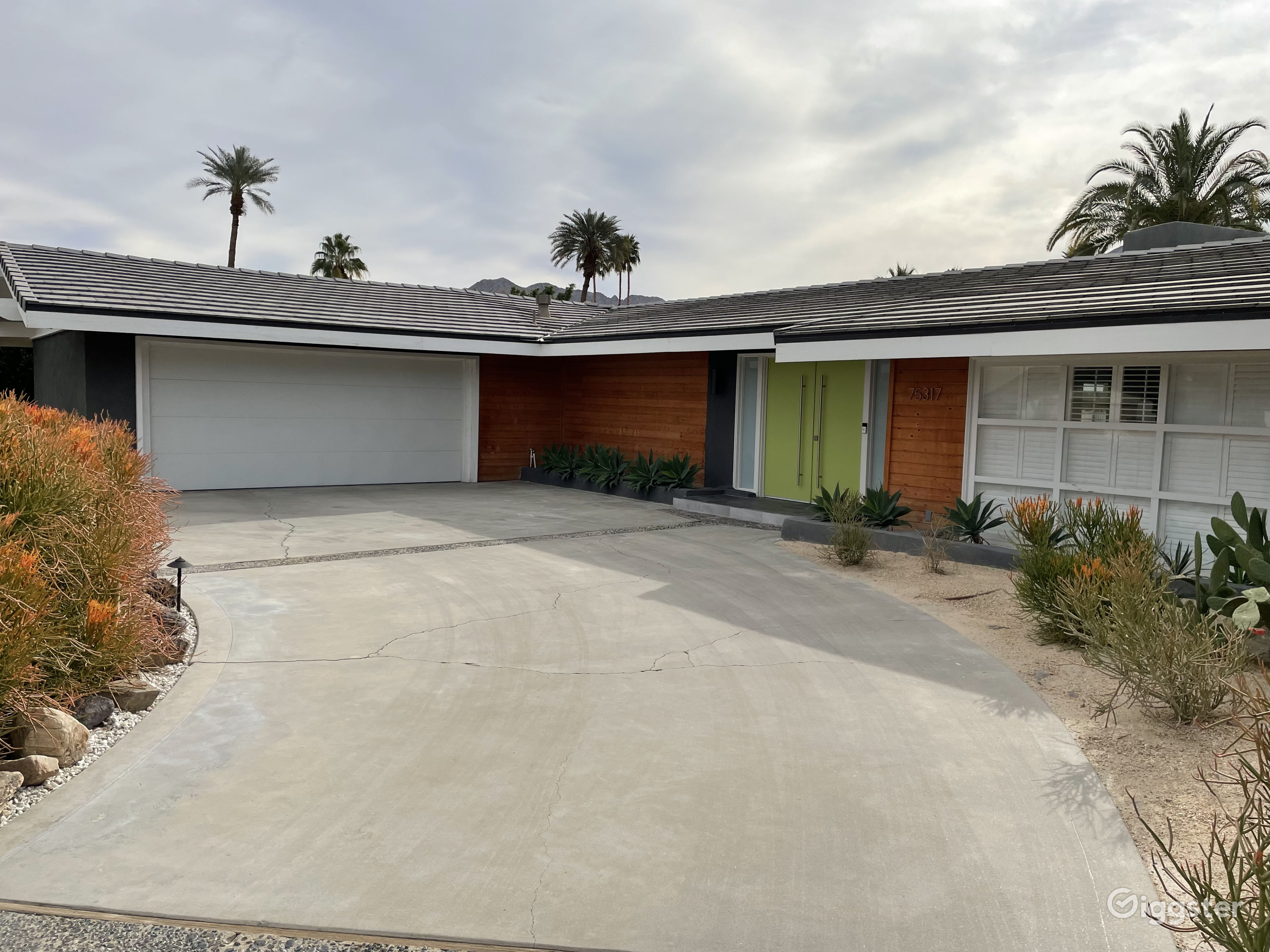 MidCentury Modern Bright Home in Indian Wells. Rent this location on