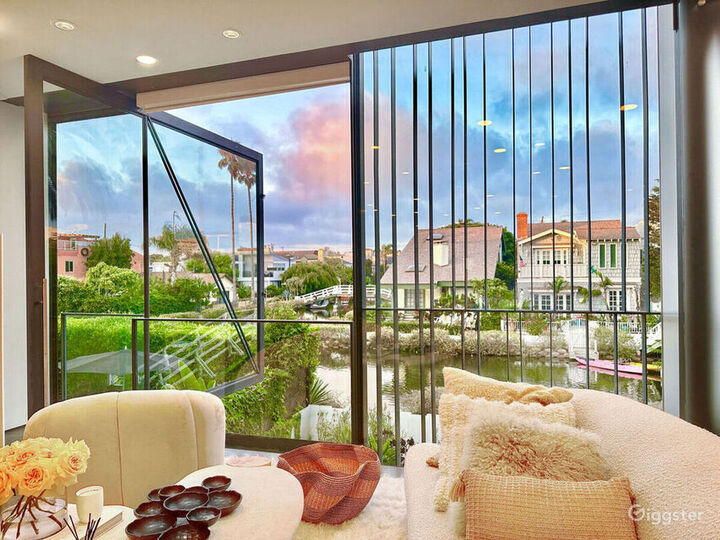 Epic Modern "Hovering" Home on the Venice Canals Rent this location