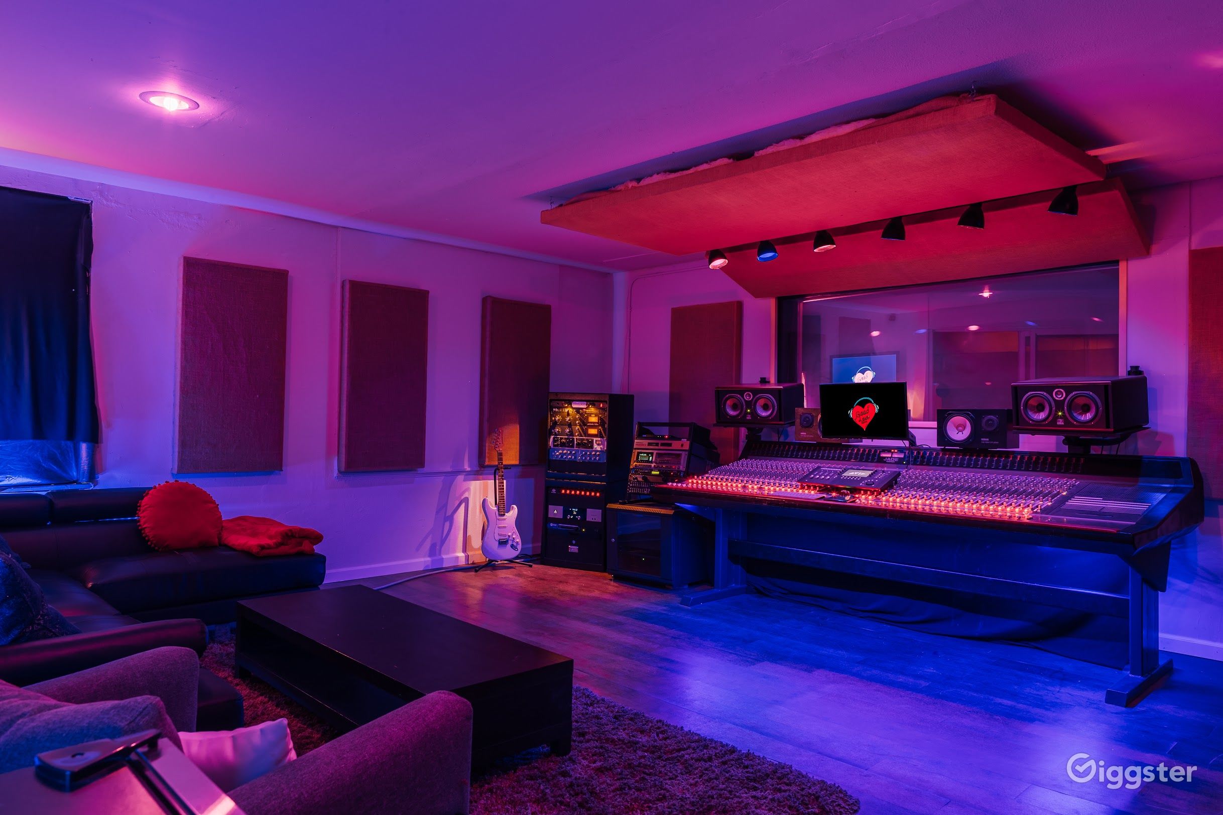 Cozy Vibe Recording Studio Rent this location on Giggster