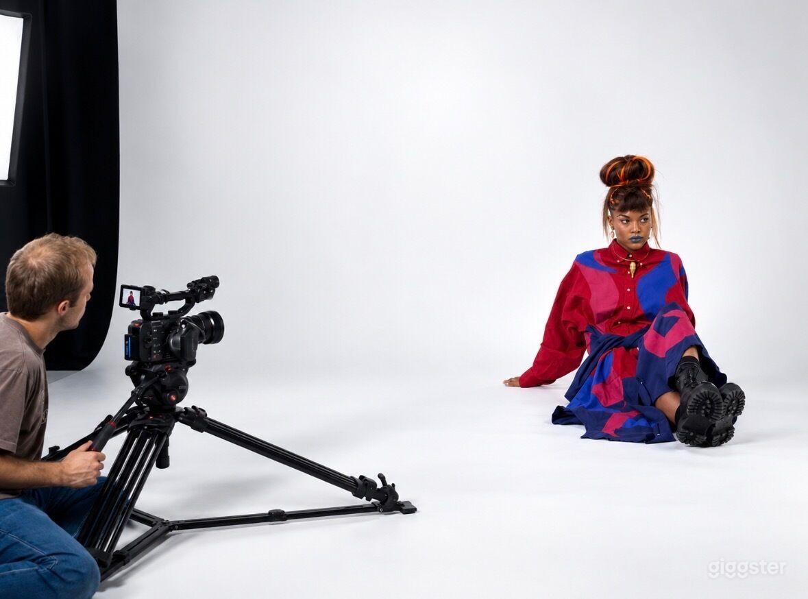 Professional Cyclorama Photo & Video Studio with Green Room, Addison