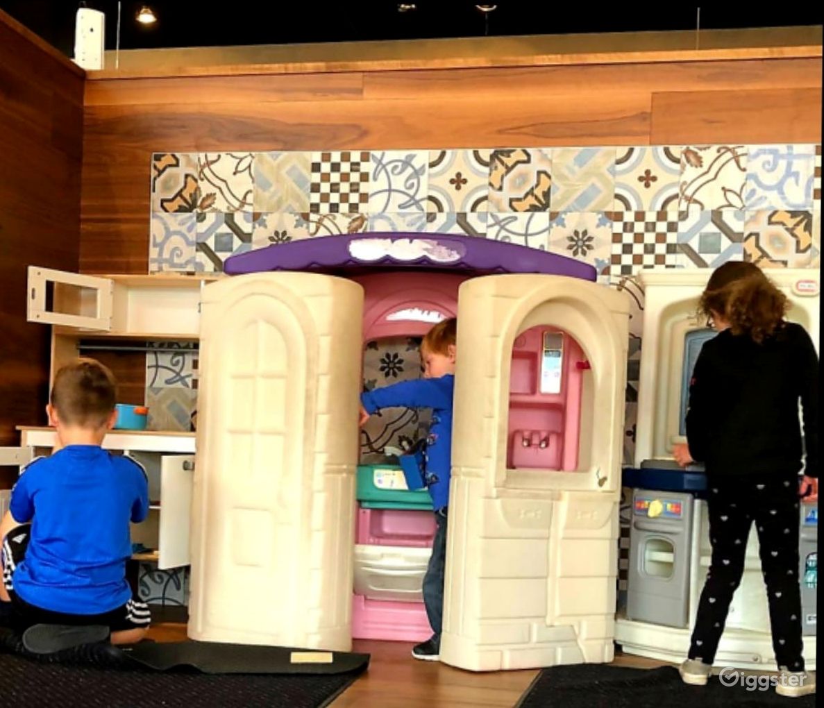 Amazing Restaurant With Patio Seating in Surrey Rent this location on