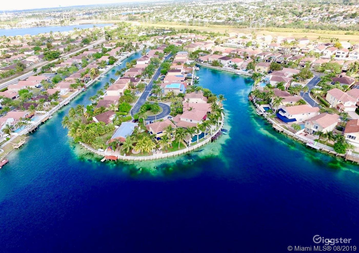 Private water lake house / THREE LAKES Rent this location on Giggster