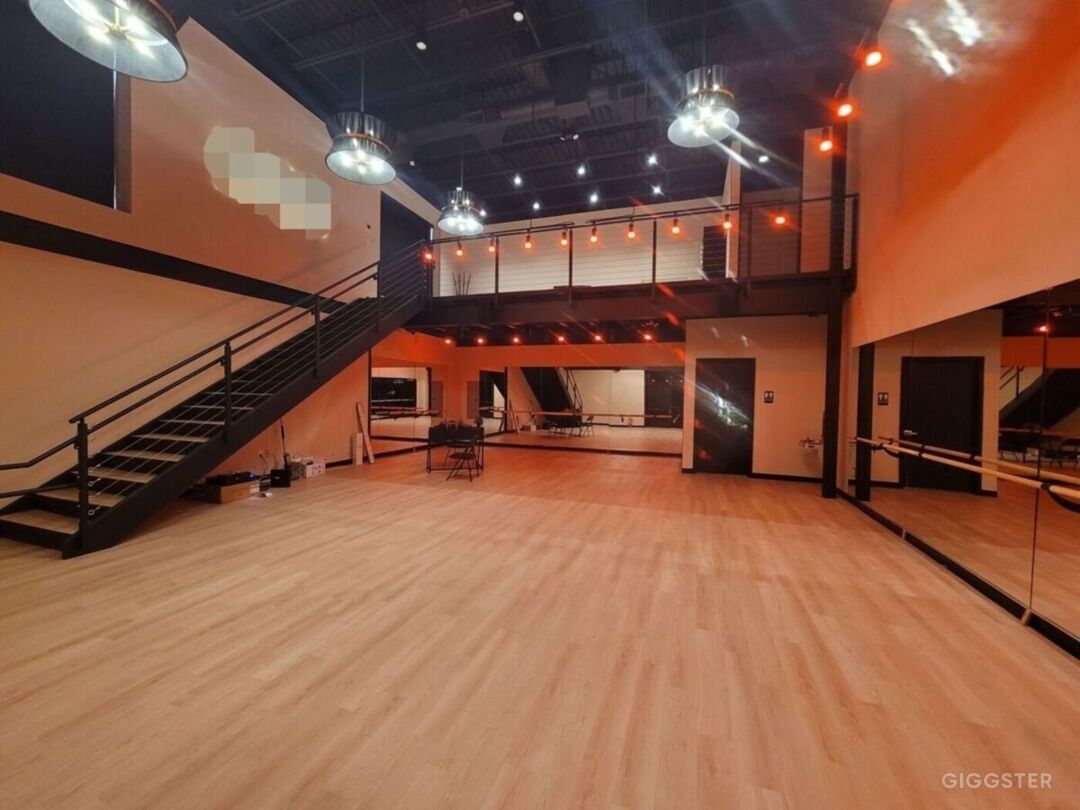 Chic &amp; Boutique-Style Dance Studio in the Heights Photo 1