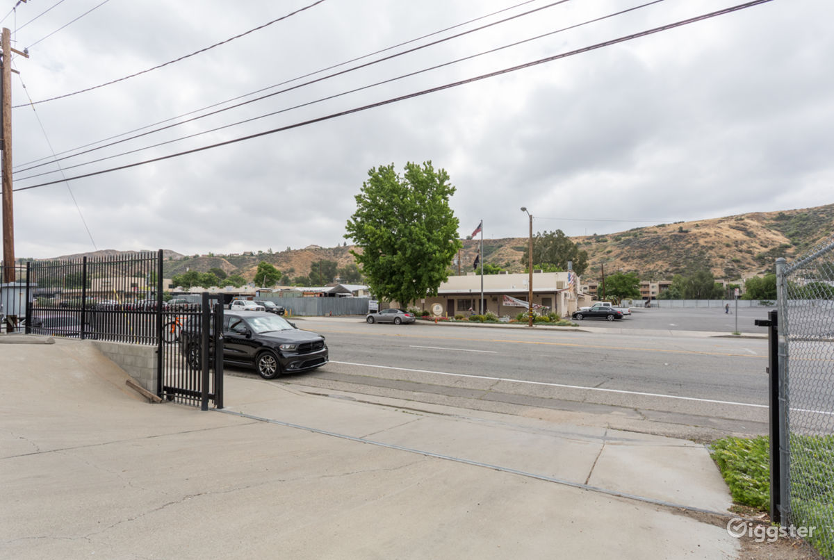 Bright Red, clean, bright, Santa Clarita Auto Shop Rent this location