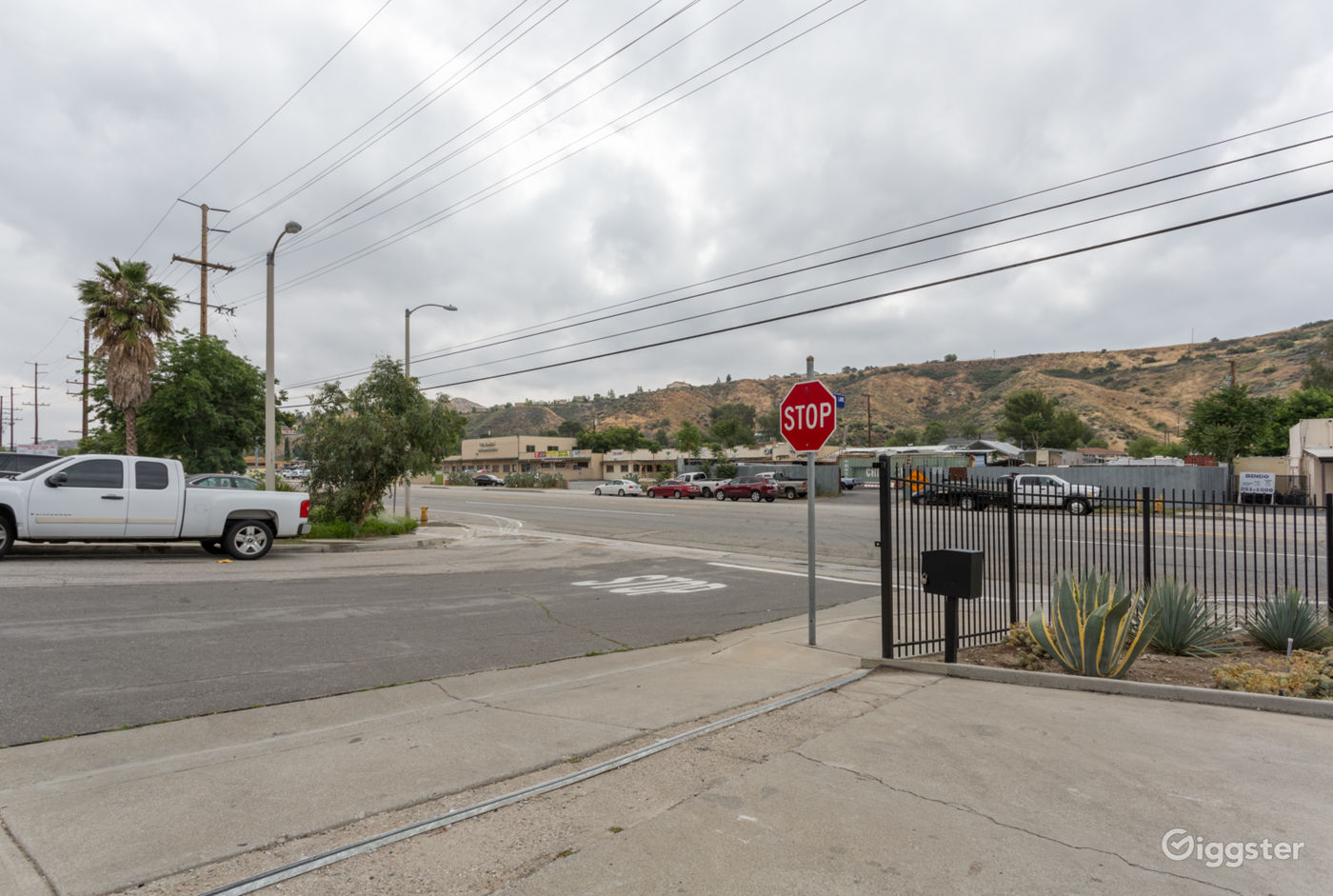 Bright Red, clean, bright, Santa Clarita Auto Shop Rent Bright Red, clean, bright, Santa Clarita Auto Shop Rent