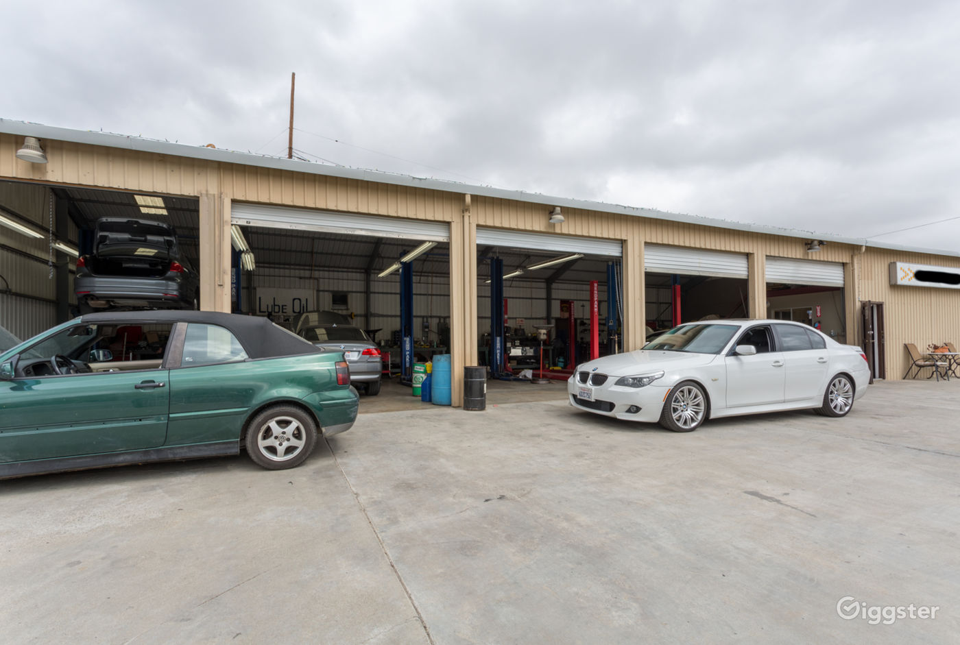 Bright Red, clean, bright, Santa Clarita Auto Shop Rent Bright Red, clean, bright, Santa Clarita Auto Shop Rent