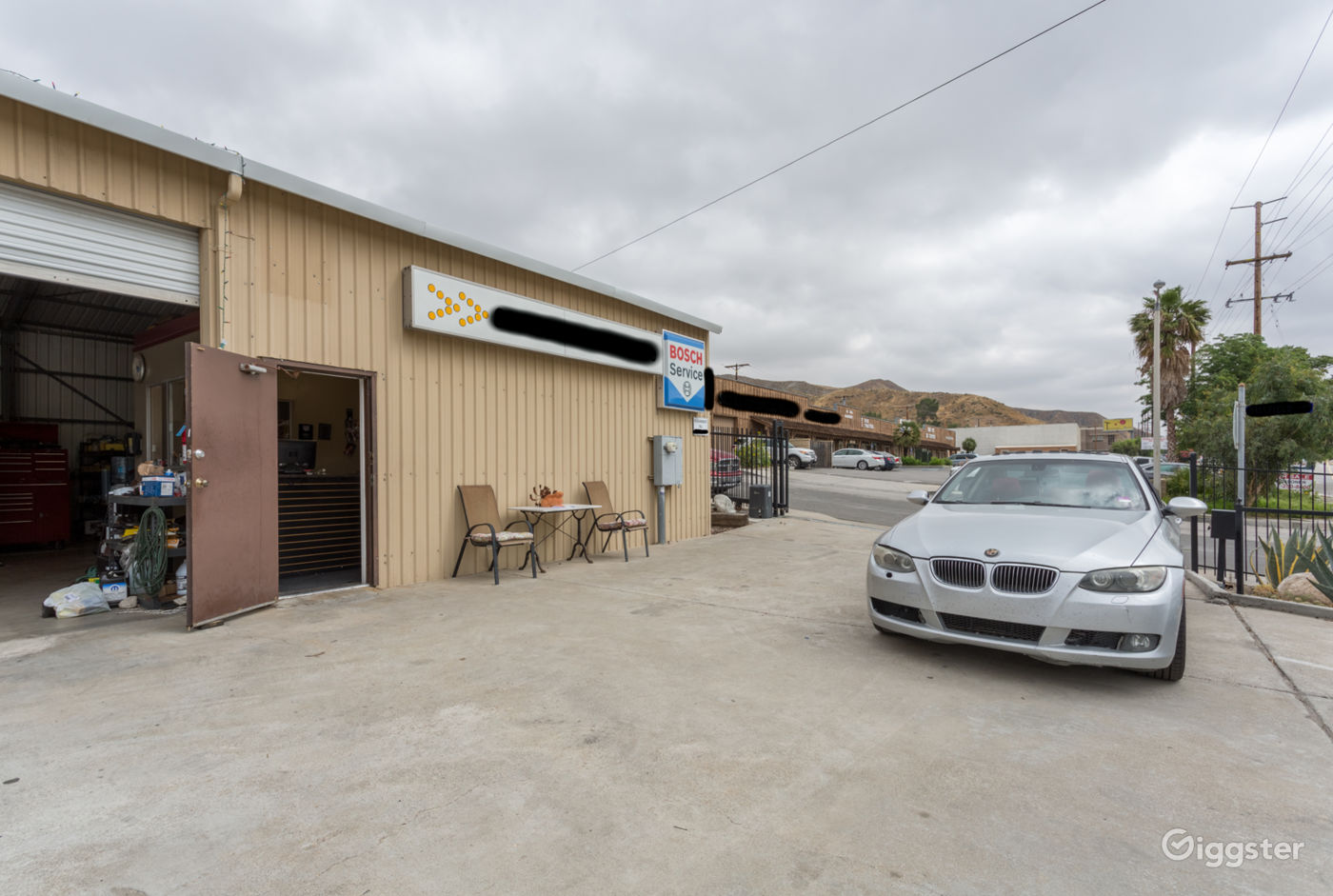 Bright Red, clean, bright, Santa Clarita Auto Shop Rent Bright Red, clean, bright, Santa Clarita Auto Shop Rent