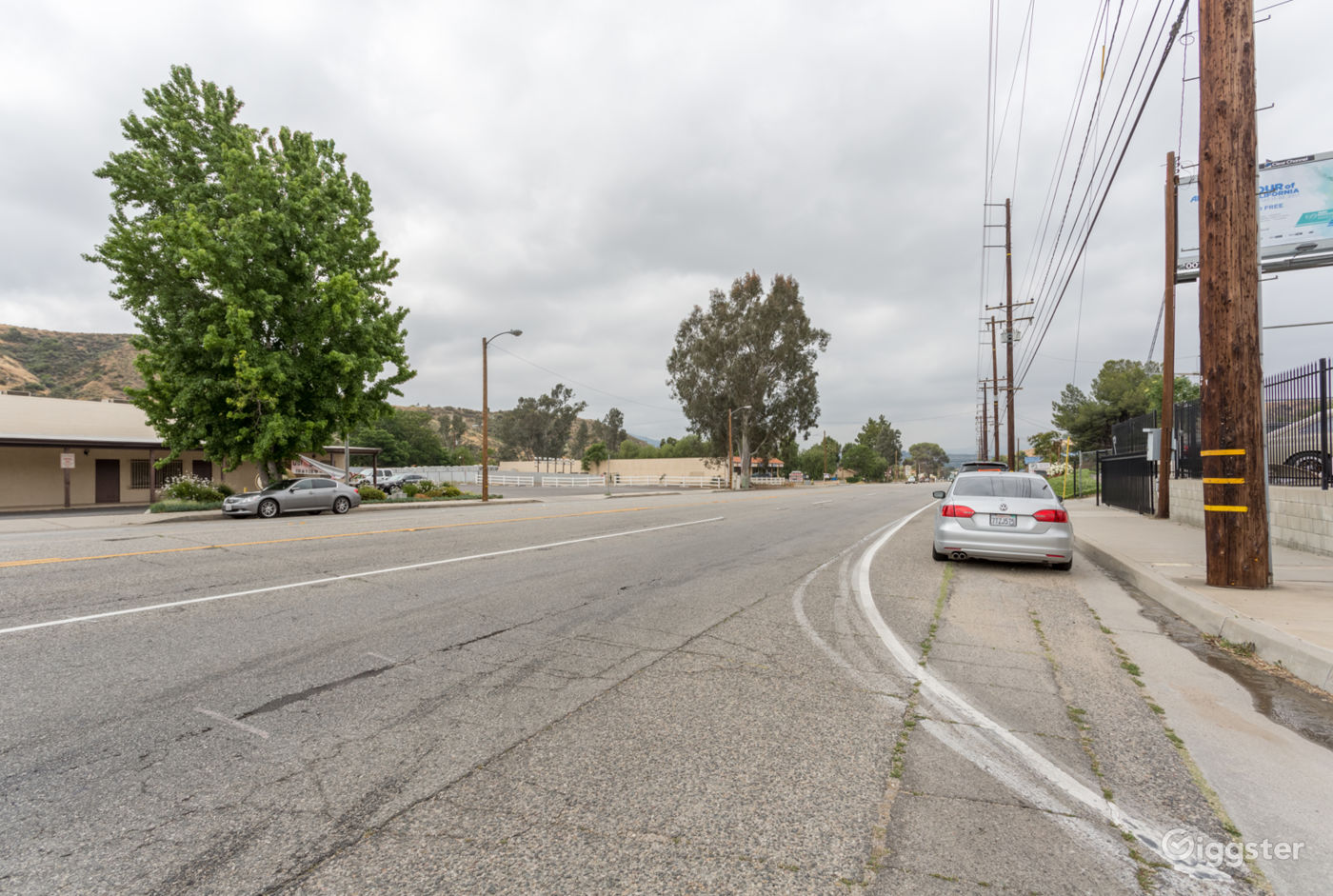 Bright Red, clean, bright, Santa Clarita Auto Shop Rent Bright Red, clean, bright, Santa Clarita Auto Shop Rent