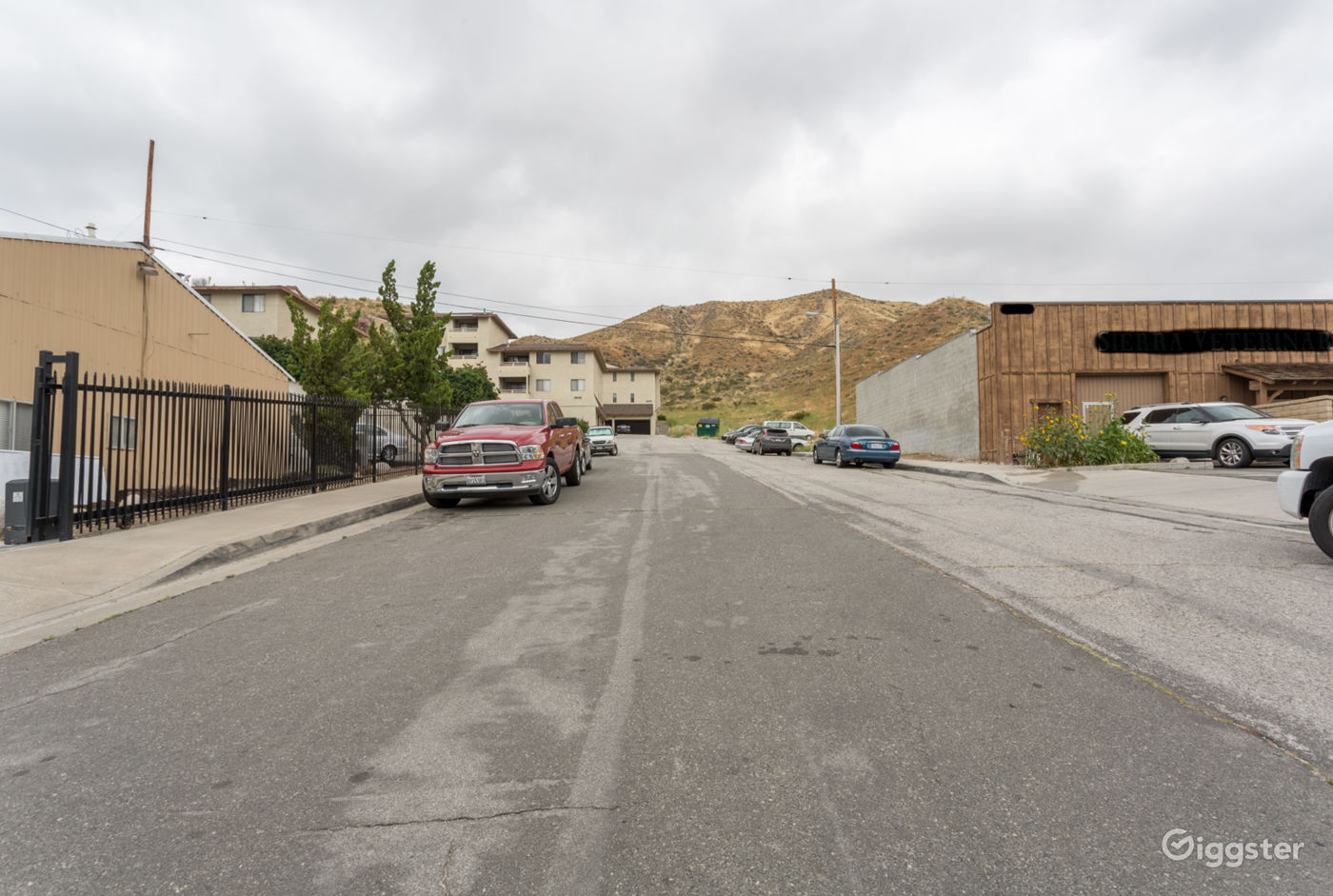 Bright Red, clean, bright, Santa Clarita Auto Shop Rent Bright Red, clean, bright, Santa Clarita Auto Shop Rent