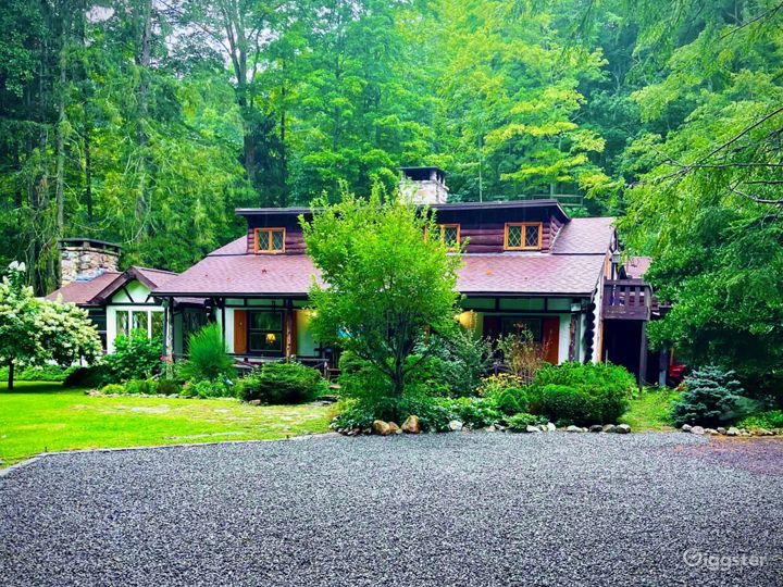 Blue Heron Hollow. Three acre estate with guest cottage, two ponds, waterfalls, and enchanting creek running through the private scenic grounds.