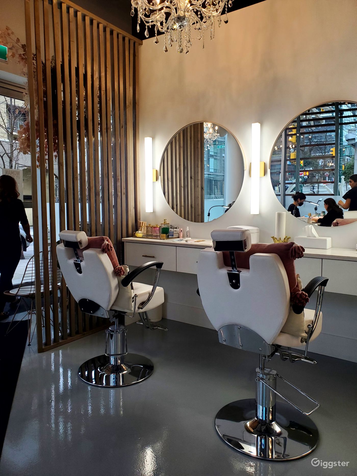 Elegant Beauty Nail Salon Downtown Vancouver Rent this location on