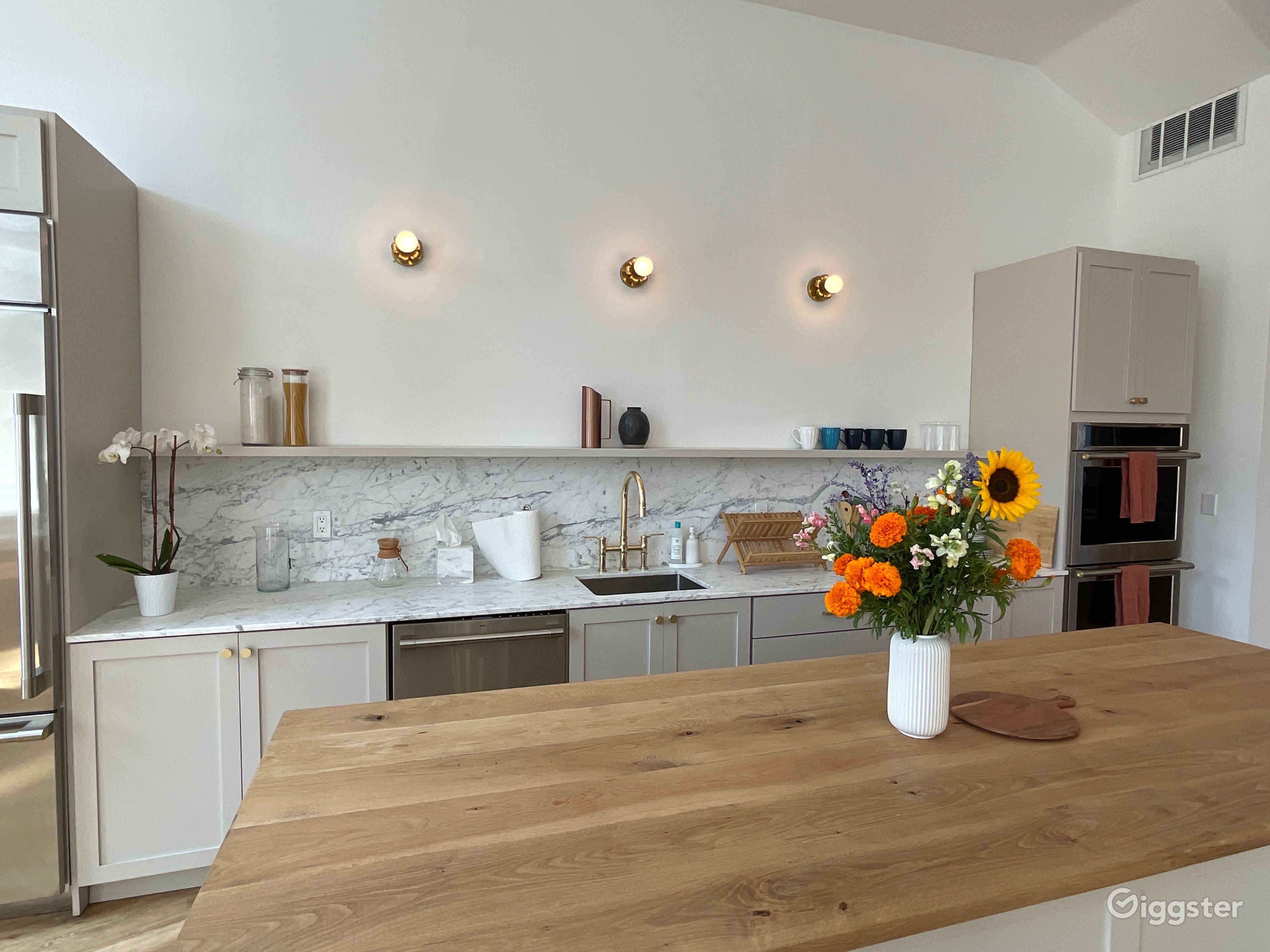 Sunny Corner Loft with Open Kitchen Rent this location on Giggster