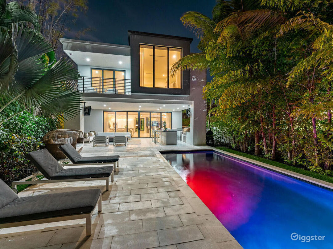  VILLA CELINE: LUXE WATERFRONT FILM HUB 
