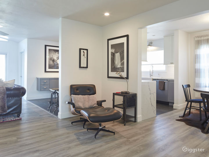 Blank Canvas.
Clean updated family home with open floor plan.
Entryway POV
